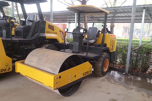 3噸單鋼輪小型振動壓路機 3噸單鋼輪小型振動壓路機